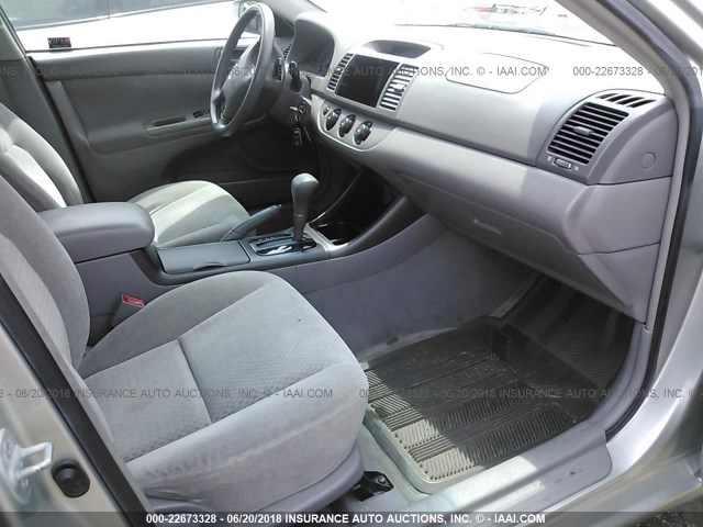 4T1BE32K52U513374 - 2002 TOYOTA CAMRY LE/XLE/SE ნაცრისფერი ფოტო 5