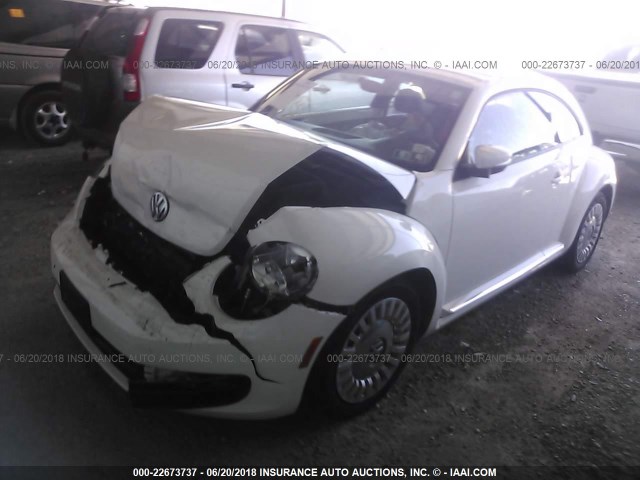 3VWJP7AT6EM608852 - 2014 VOLKSWAGEN BEETLE WHITE photo 2