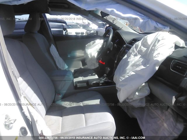 4T4BF1FK8GR566417 - 2016 TOYOTA CAMRY LE/XLE/SE/XSE 白色 照片 5