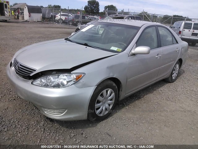 4T1BE30KX5U079444 - 2005 TOYOTA CAMRY LE/XLE/SE ვერცხლისფერი ფოტო 2