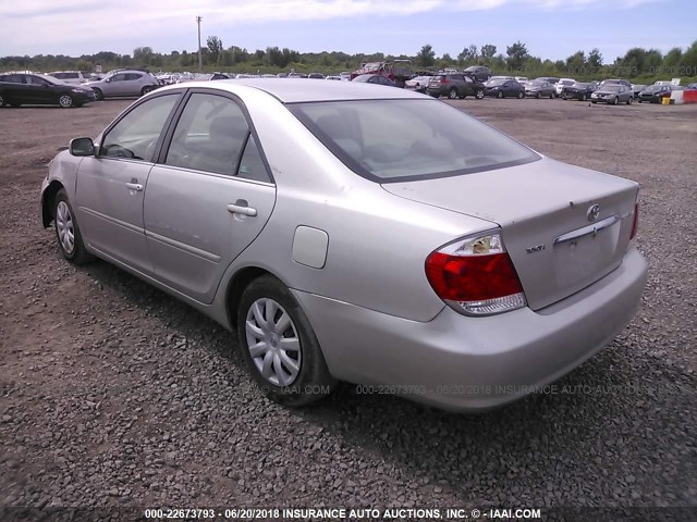 4T1BE30KX5U079444 - 2005 TOYOTA CAMRY LE/XLE/SE ვერცხლისფერი ფოტო 3
