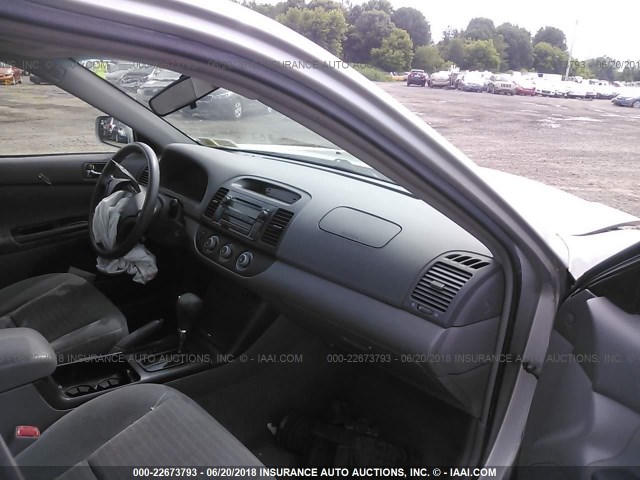 4T1BE30KX5U079444 - 2005 TOYOTA CAMRY LE/XLE/SE ვერცხლისფერი ფოტო 5