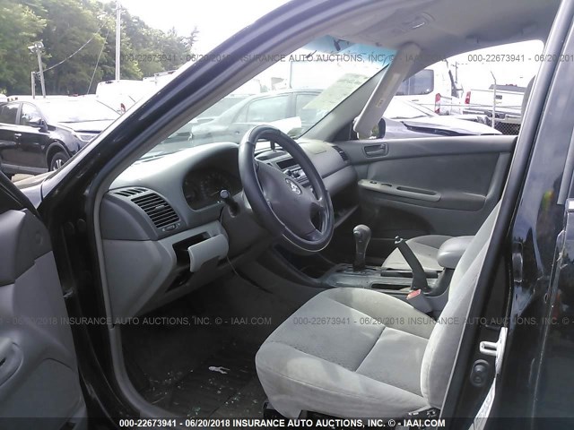 4T1BF32KX2U031271 - 2002 TOYOTA CAMRY LE/XLE/SE შავი ფოტო 5