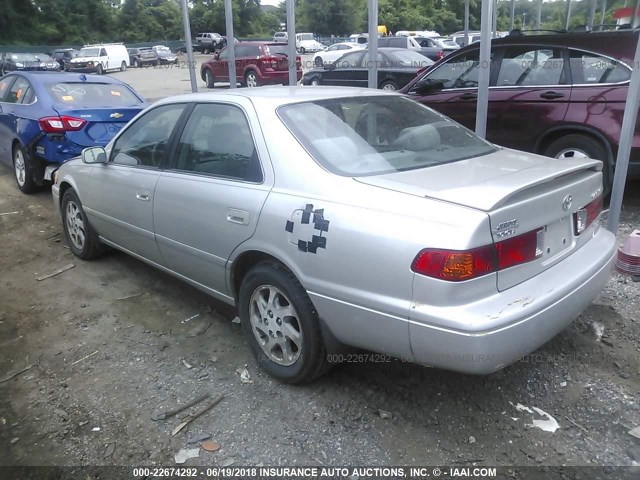 4T1BF22K3YU095493 - 2000 TOYOTA CAMRY LE/XLE SILVER photo 3