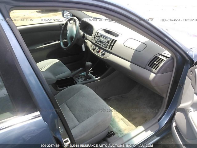 4T1BE32K24U934438 - 2004 TOYOTA CAMRY LE/XLE/SE 蓝色 照片 5