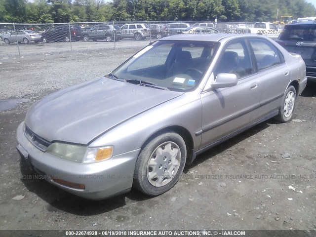 1HGCD5638TA082916 - 1996 HONDA ACCORD LX/EX GRAY photo 2