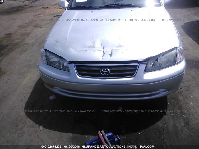 4T1BG22K31U804121 - 2001 TOYOTA CAMRY CE/LE/XLE 银色 照片 6
