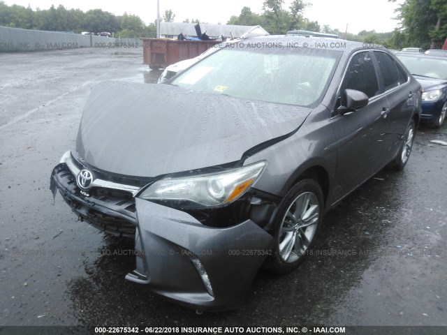 4T1BF1FKXFU002308 - 2015 TOYOTA CAMRY LE/XLE/SE/XSE GRAY photo 2