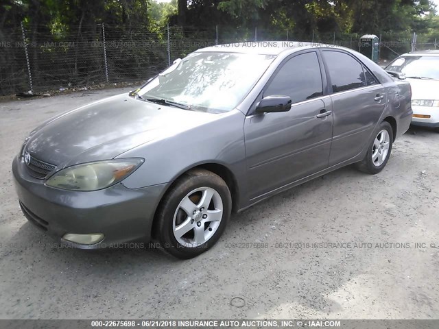 JTDBE32K820116334 - 2002 TOYOTA CAMRY LE/XLE/SE ნაცრისფერი ფოტო 2