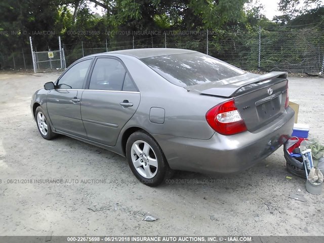 JTDBE32K820116334 - 2002 TOYOTA CAMRY LE/XLE/SE ნაცრისფერი ფოტო 3