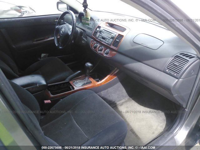 JTDBE32K820116334 - 2002 TOYOTA CAMRY LE/XLE/SE ნაცრისფერი ფოტო 5