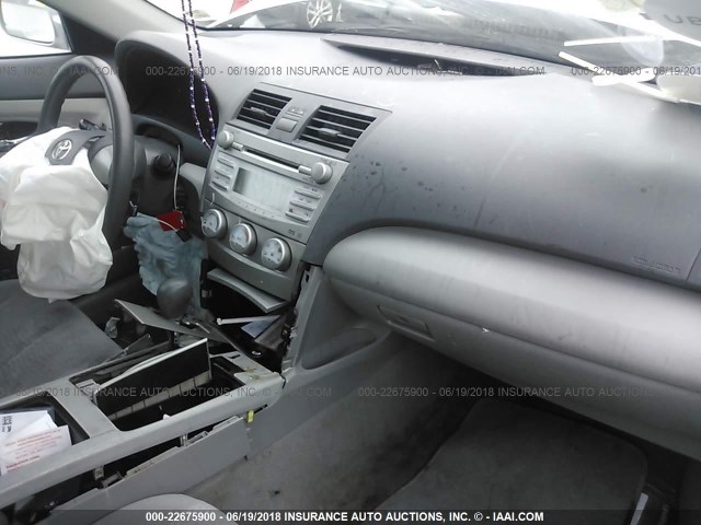 4T1BF3EK7BU646372 - 2011 TOYOTA CAMRY SE/LE/XLE ვერცხლისფერი ფოტო 5