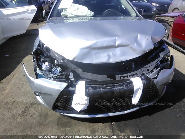 4T1BF1FK0HU744963 - 2017 TOYOTA CAMRY LE/XLE/SE/XSE SILVER photo 6