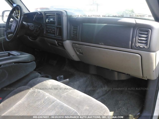 1GNEC16ZX2J104900 - 2002 CHEVROLET SUBURBAN C1500 WHITE photo 5