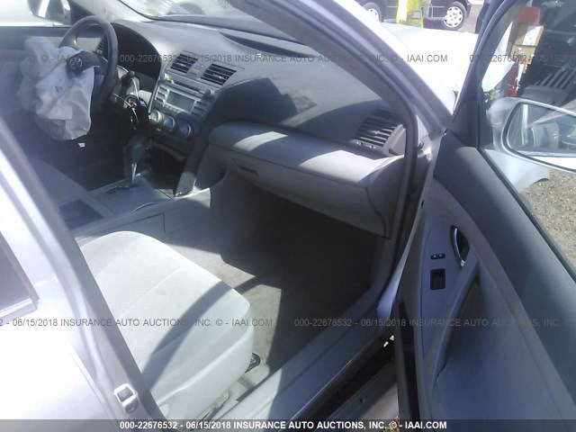 4T1BE46KX9U879289 - 2009 TOYOTA CAMRY SE/LE/XLE SILVER photo 5