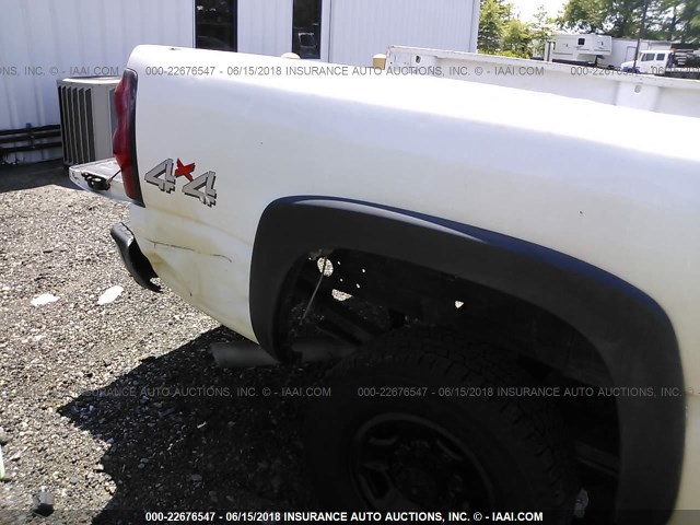 1GCHK24U05E213076 - 2005 CHEVROLET SILVERADO K2500 HEAVY DUTY WHITE photo 6