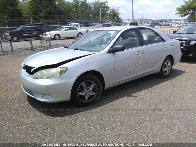 4T1BE32K35U573450 - 2005 TOYOTA CAMRY LE/XLE/SE ნაცრისფერი ფოტო 2