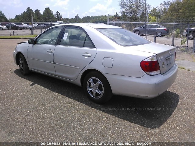 4T1BE32K35U573450 - 2005 TOYOTA CAMRY LE/XLE/SE ნაცრისფერი ფოტო 3