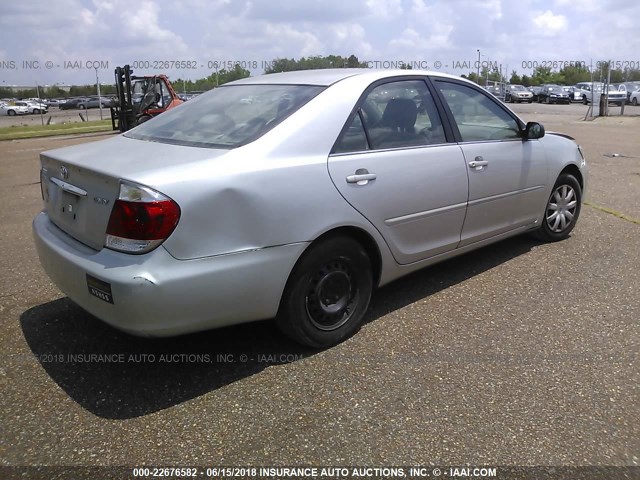 4T1BE32K35U573450 - 2005 TOYOTA CAMRY LE/XLE/SE ნაცრისფერი ფოტო 4