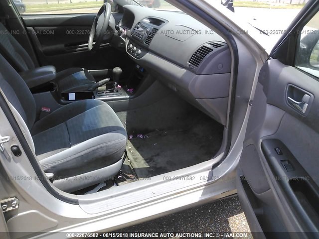 4T1BE32K35U573450 - 2005 TOYOTA CAMRY LE/XLE/SE ნაცრისფერი ფოტო 5