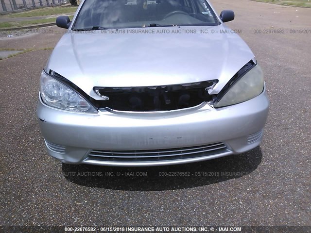 4T1BE32K35U573450 - 2005 TOYOTA CAMRY LE/XLE/SE ნაცრისფერი ფოტო 6