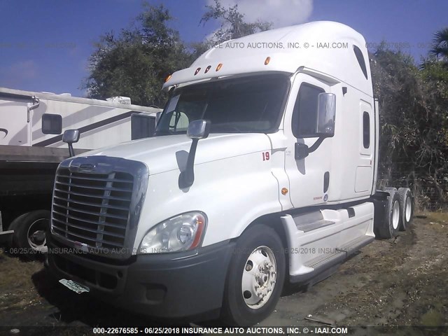 1FUJGLBG3CSBL3920 - 2012 FREIGHTLINER CASCADIA 125  WHITE photo 2