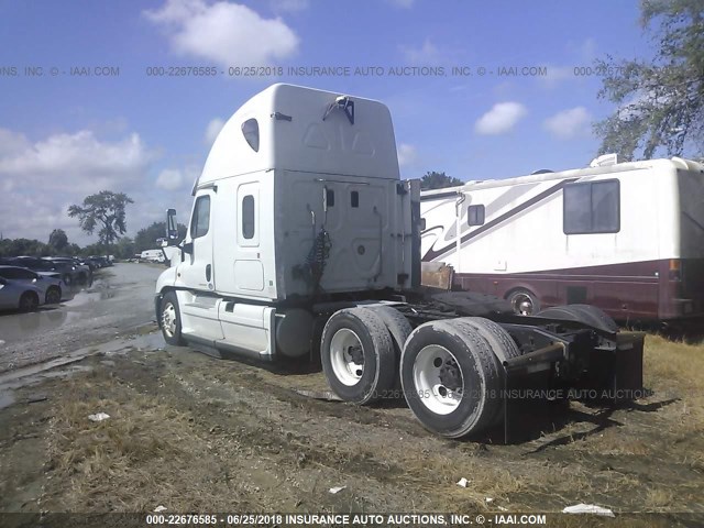 1FUJGLBG3CSBL3920 - 2012 FREIGHTLINER CASCADIA 125  WHITE photo 3