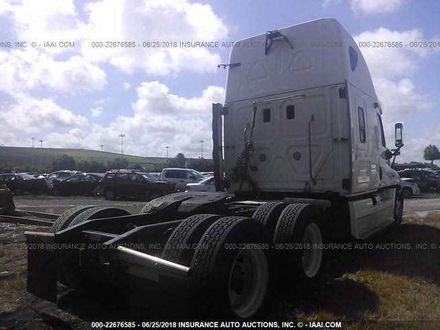 1FUJGLBG3CSBL3920 - 2012 FREIGHTLINER CASCADIA 125  WHITE photo 4