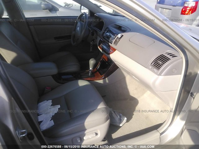 4T1BF32K35U092322 - 2005 TOYOTA CAMRY LE/XLE/SE ოქროსფერი ფოტო 5
