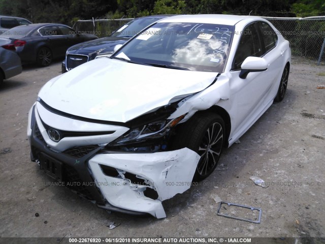 JTNB11HK7J3013521 - 2018 TOYOTA CAMRY L/LE/XLE/SE/XSE WHITE photo 2