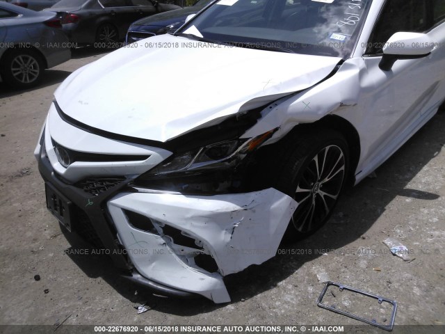 JTNB11HK7J3013521 - 2018 TOYOTA CAMRY L/LE/XLE/SE/XSE WHITE photo 6