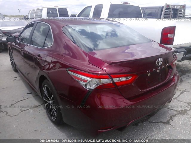 4T1B11HK5JU627607 - 2018 TOYOTA CAMRY L/LE/XLE/SE/XSE RED photo 3