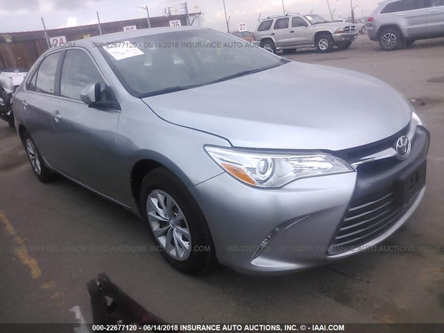 4T1BF1FK1GU570819 - 2016 TOYOTA CAMRY LE/XLE/SE/XSE SILVER photo 1