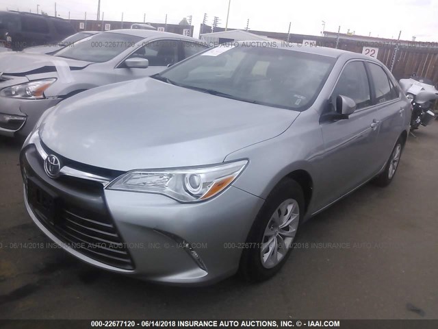 4T1BF1FK1GU570819 - 2016 TOYOTA CAMRY LE/XLE/SE/XSE SILVER photo 2