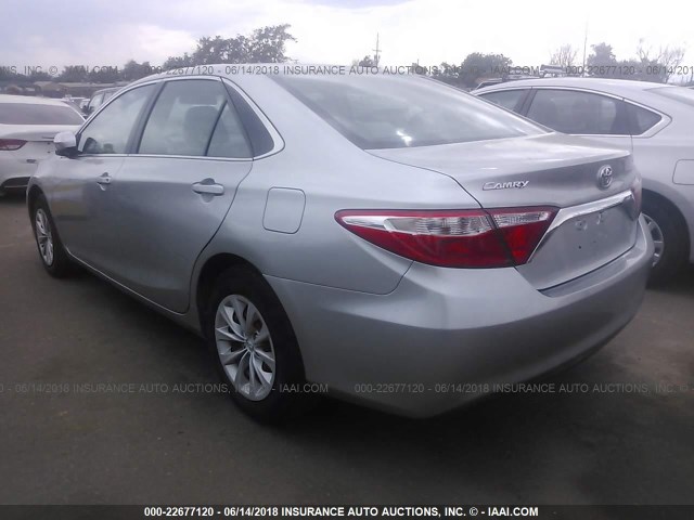 4T1BF1FK1GU570819 - 2016 TOYOTA CAMRY LE/XLE/SE/XSE SILVER photo 3