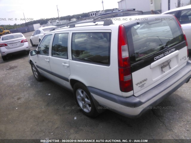 YV1LZ5642W2512604 - 1998 VOLVO V70 XC WHITE photo 3