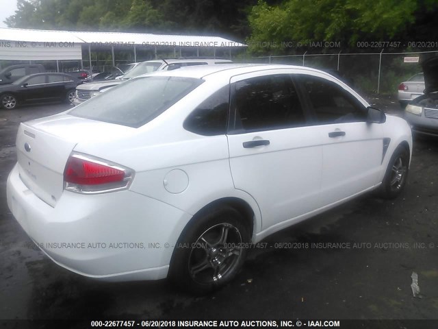 1FAHP35N98W109558 - 2008 FORD FOCUS SE/SEL/SES WHITE photo 4