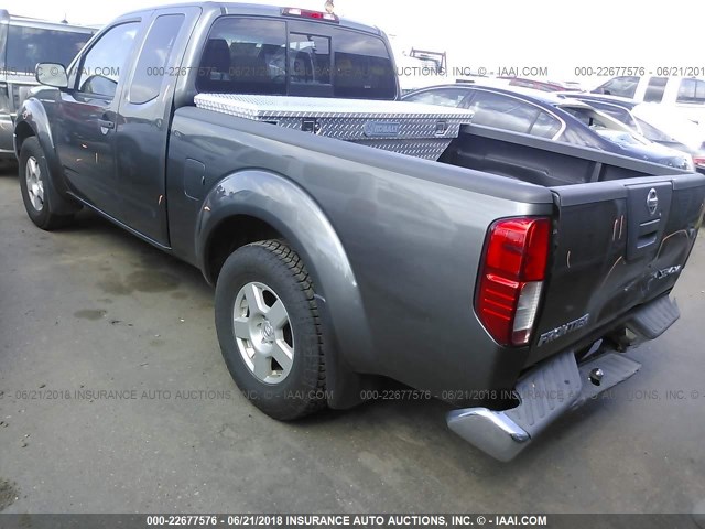 1N6AD06W28C404106 - 2008 NISSAN FRONTIER KING CAB LE/SE/OFF ROAD GRAY photo 3