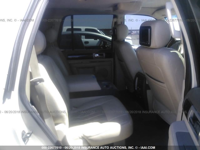 5LMFU27R34LJ35954 - 2004 LINCOLN NAVIGATOR WHITE photo 8