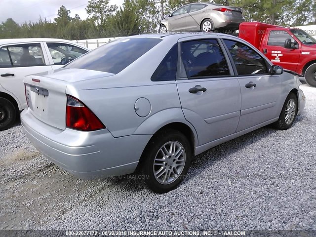 1FAFP34N47W251260 - 2007 FORD FOCUS ZX4/S/SE/SES SILVER photo 4