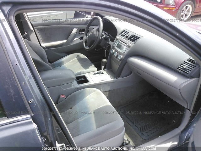 4T1BE46K69U883436 - 2009 TOYOTA CAMRY SE/LE/XLE ნაცრისფერი ფოტო 5