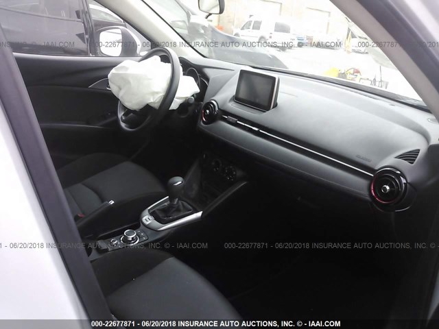 JM1DKBB74G0126213 - 2016 MAZDA CX-3 SPORT WHITE photo 5