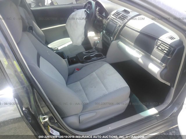 4T4BF1FK3ER431309 - 2014 TOYOTA CAMRY L/SE/LE/XLE 灰色 照片 5