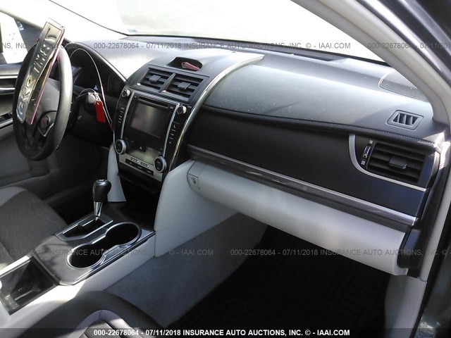 4T1BD1FK9DU096068 - 2013 TOYOTA CAMRY HYBRID/LE/XLE 灰色 照片 5