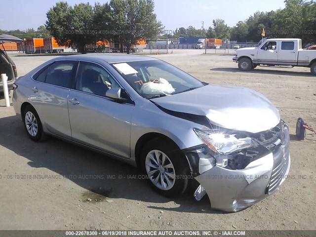 4T1BF1FK0FU903364 - 2015 TOYOTA CAMRY LE/XLE/SE/XSE 银色 照片 1