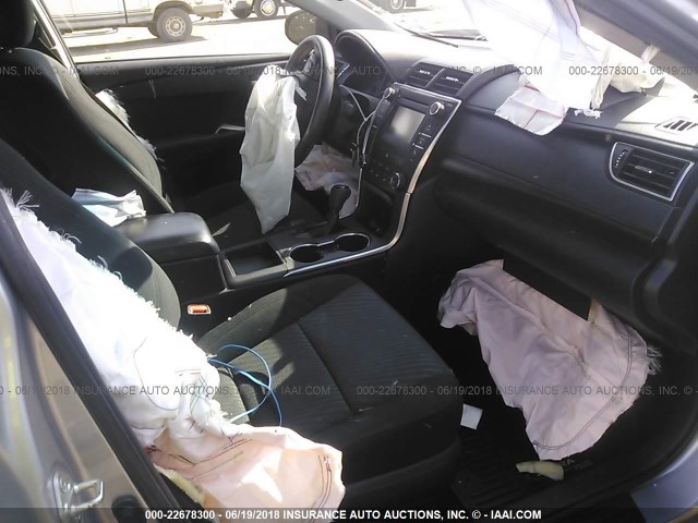 4T1BF1FK0FU903364 - 2015 TOYOTA CAMRY LE/XLE/SE/XSE 银色 照片 5