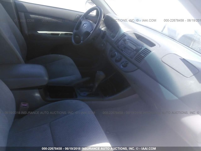 4T1BE32KX4U320091 - 2004 TOYOTA CAMRY LE/XLE/SE თეთრი ფოტო 5