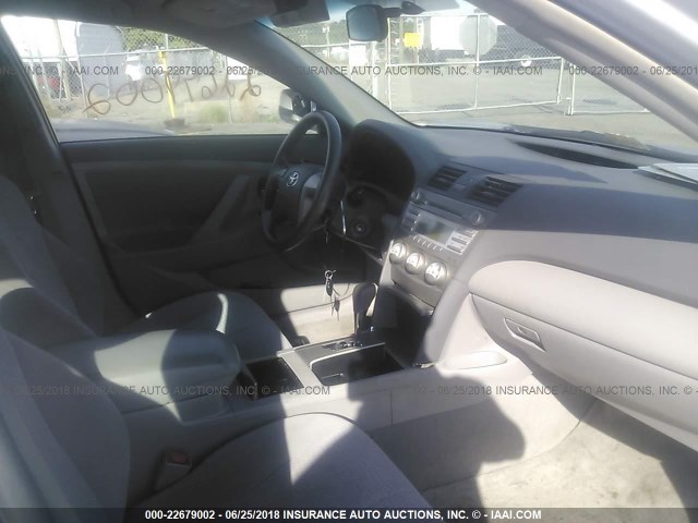 4T4BF3EK5BR201487 - 2011 TOYOTA CAMRY SE/LE/XLE ვერცხლისფერი ფოტო 5