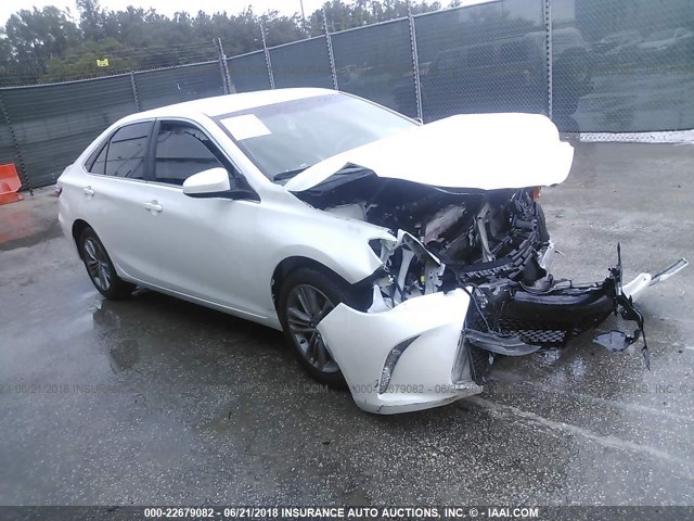 4T1BF1FK2HU447709 - 2017 TOYOTA CAMRY LE/XLE/SE/XSE WHITE photo 1