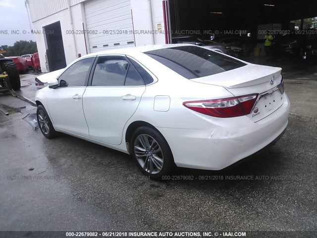 4T1BF1FK2HU447709 - 2017 TOYOTA CAMRY LE/XLE/SE/XSE WHITE photo 3